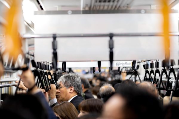 公開便所 地铁站通道内蓝白色公共卫生间指示牌特写，灯光通明，行人匆匆经过的都市环境