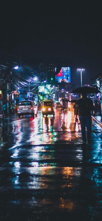 夜间模式界面，地图整体转为低亮度配色，点位旁出现照明提示小图标，顶部横幅提醒注意周边环境安全